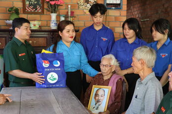 Ấm lòng Bữa cơm tri ân của các bạn trẻ