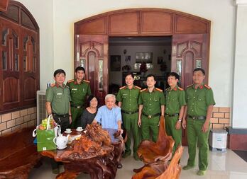 Công an xã Tân Châu thăm, tặng quà các gia đình chính sách Công an xã Tân Châu thăm, tặng quà các gia đình chính sách