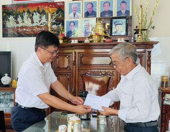 Lãnh đạo phường Tân Ninh thăm, tặng quà nguyên lãnh đạo tỉnh qua các thời kỳ