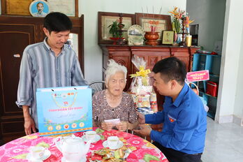 Tỉnh Đoàn Tây Ninh thăm, tặng quà Bà mẹ Việt Nam Anh hùng