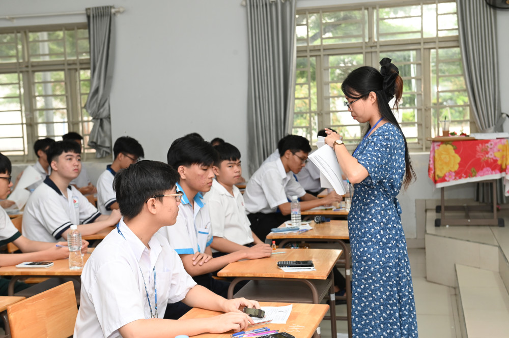 Các em học sinh chuẩn bị dự thi Olimpic môn Hoá học