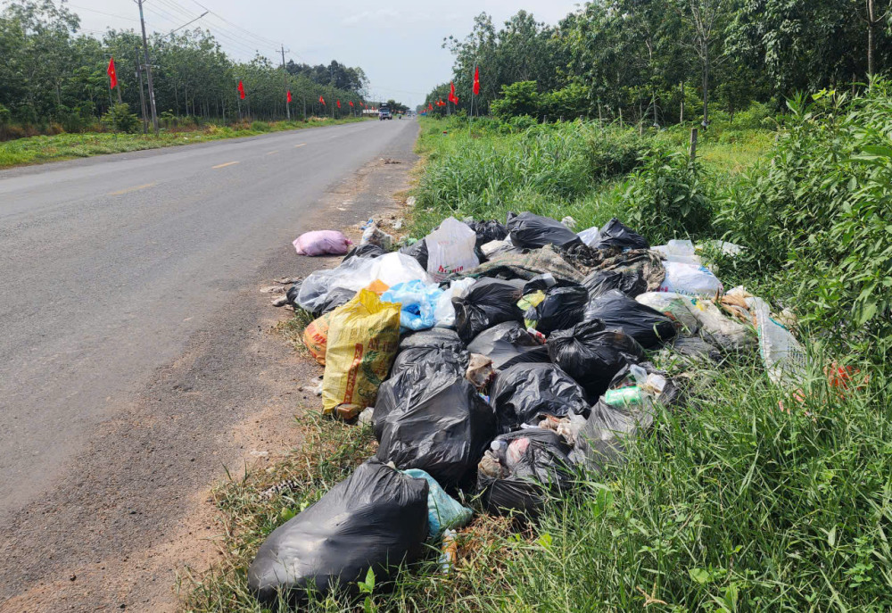 Tái diễn tình trạng vứt rác thải sinh hoạt ven Quốc lộ 22B : Hàng chục bao rác thải sinh hoạt chất chồng lên nhau, bốc mùi hôi thối