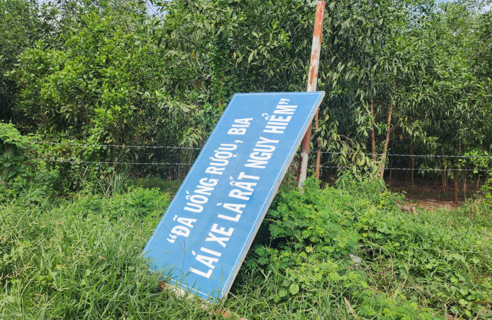 Tái diễn tình trạng vứt rác thải sinh hoạt ven Quốc lộ 22B Bảng tuyên truyền an toàn giao thông bị rớt xuống khỏi trụ sắt