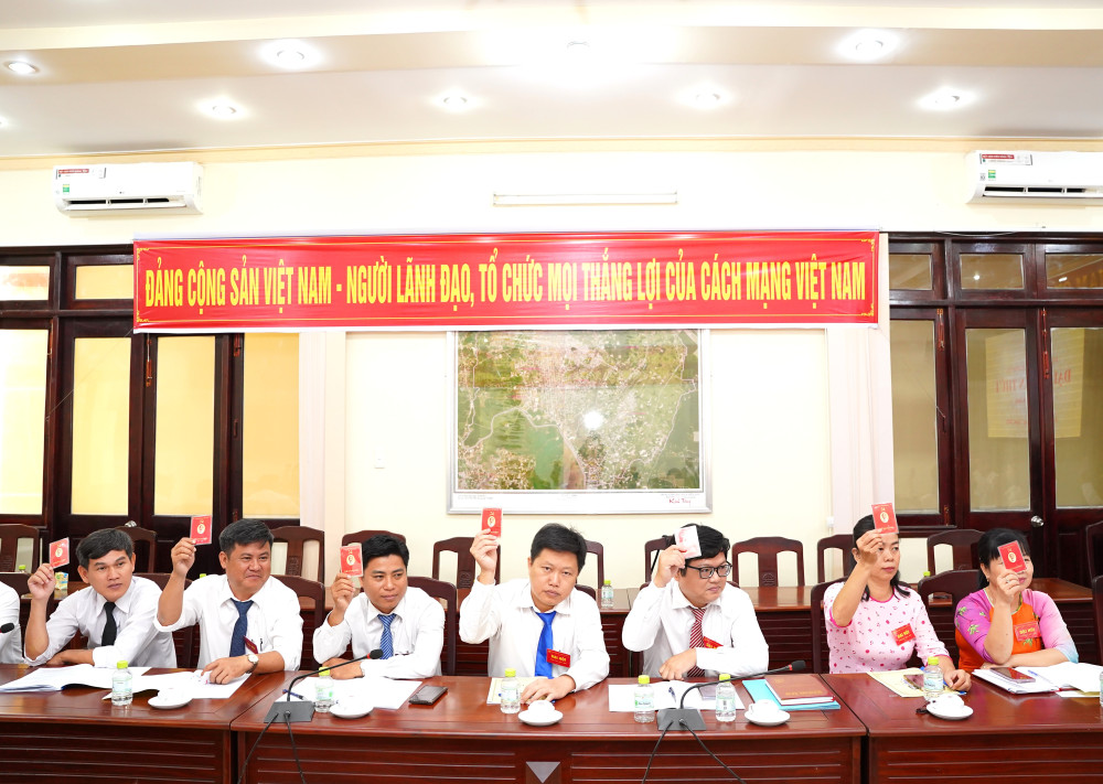 Biểu quyết thông qua nghị quyết Đại hội đảng bộ các cơ quan Đảng phường Long Hoa lần thứ I, nhiệm kỳ 2025-2030