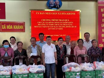 Xã Hòa Khánh trao quà cho gia đình chính sách