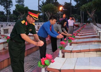 Tuổi trẻ Tây Ninh thắp nến tri ân các anh hùng, liệt sĩ