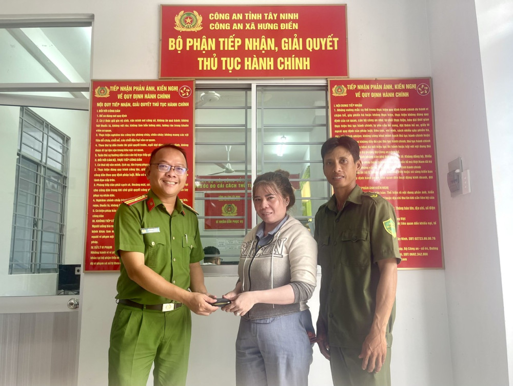 Xã Hưng Điền: Trả lại tài sản cho người dân đánh rơi