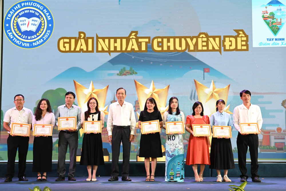 Ông Nguyễn Quang Thái, Giám đốc Sở GD&ĐT Tây Ninh trao giải Nhất Chuyên đề cho các thầy cô giáo