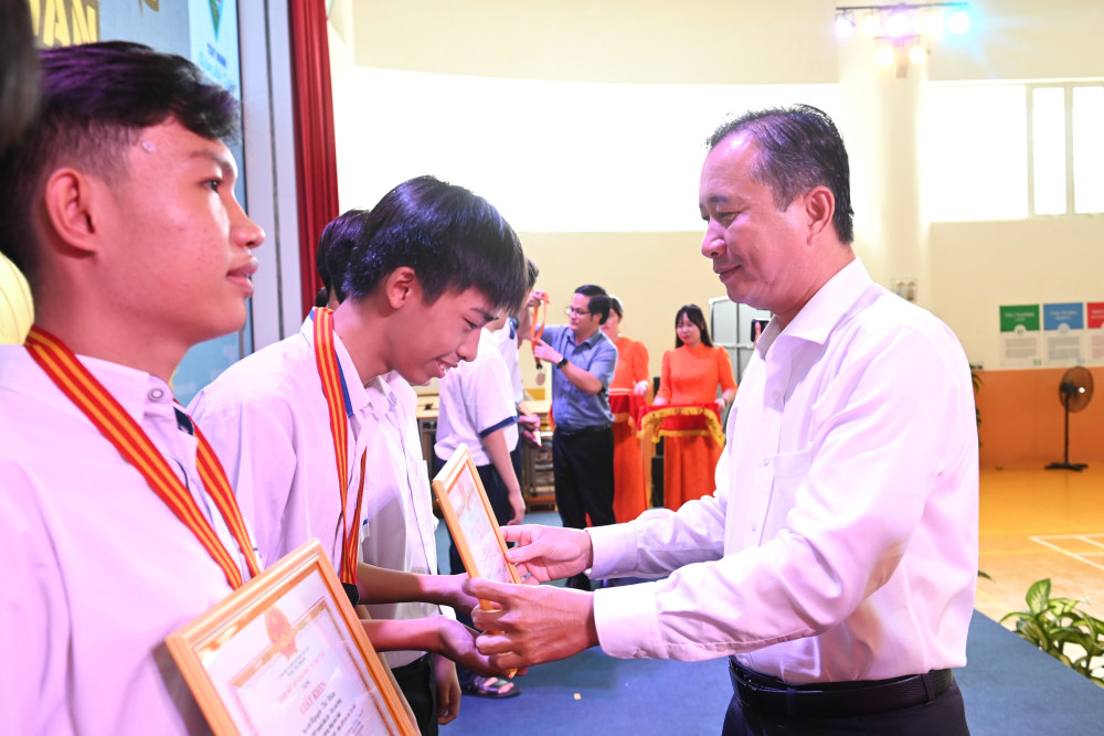 Ông Nguyễn Quang Thái, Giám đốc Sở GD&ĐT Tây Ninh trao huy chương và Giấy khen cho các em học sinh đạt huy chương Vàng môn Toán