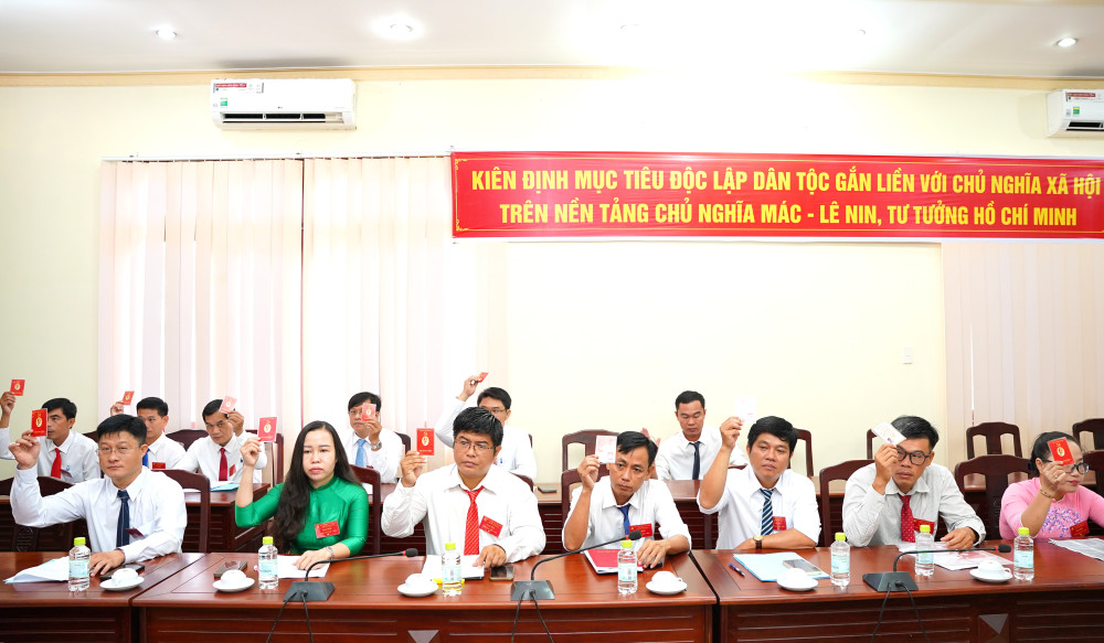 Đại hội biểu quyết thông qua nghị quyết 