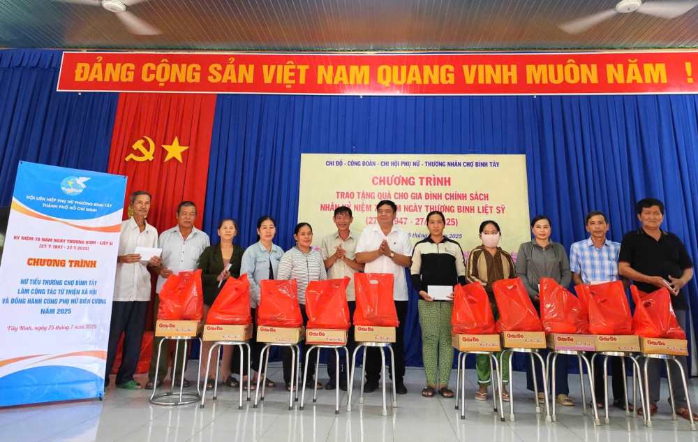 Xã Phước Chỉ phối hợp đoàn thiện nguyện của phường Bình Tây, Thành phố Hồ Chí Minh tặng quà cho gia đình chính sách