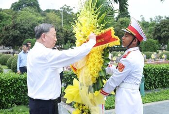 Tổng Bí thư Tô Lâm dâng hương tưởng niệm các anh hùng, liệt sỹ tại Điện Biên