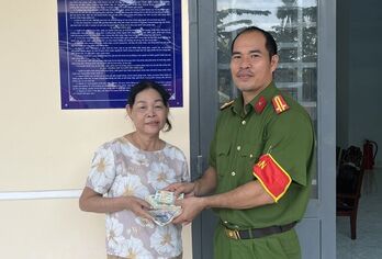 Đánh rơi ví, người phụ nữ được công an mời đến trả lại