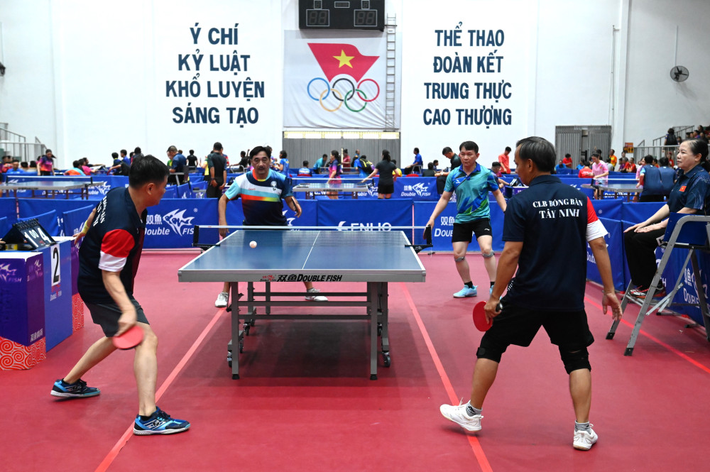 : Các VĐV đội chủ nhà Tây Ninh thi đấu nội dung đôi nam