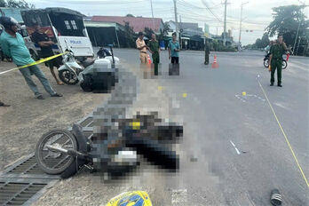 Xe ôtô đầu kéo va chạm với xe môtô khiến 2 người thương vong