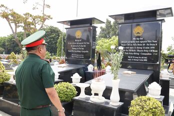 Ngôi mộ tập thể 120 liệt sĩ ở bên cột cờ Tổ quốc Ngôi mộ tập thể 120 liệt sĩ ở bên cột cờ Tổ quốc