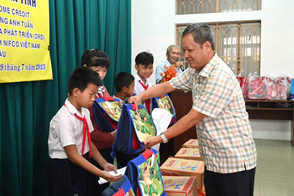 Ông Võ Quốc Thắng - Phó Chủ tịch UBMTTQVN tỉnh trao quà các em học sinh có hoàn cảnh khó khăn