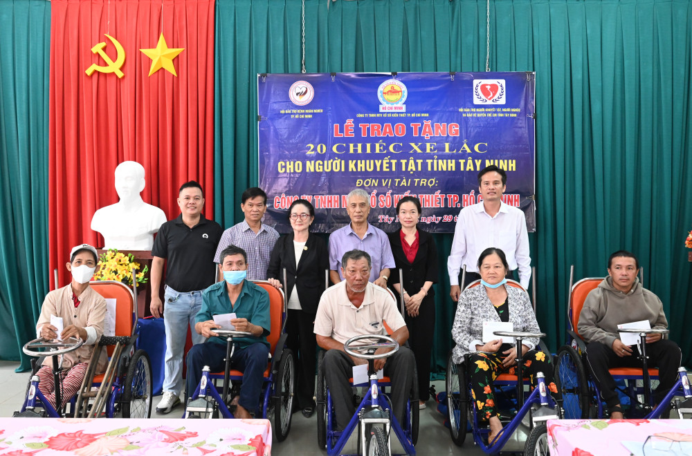Ông Nguyễn Văn Cường – Phó trưởng Ban Văn hoá – Xã hội, HĐND tỉnh, Hội Bảo trợ và đại diện các nhà tài trợ tặng xe lắc cho người khuyết tật có hoàn cảnh khó khăn