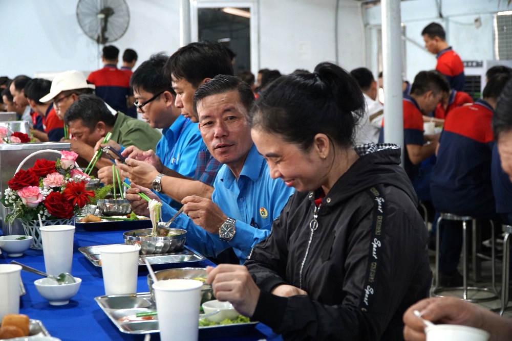 Liên đoàn Lao động tỉnh tổ chức 'Bữa cơm công đoàn' tại Khu công nghiệp Trảng Bàng