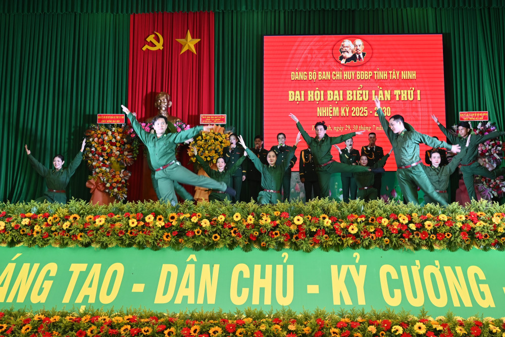 Tiết mục văn nghệ chào mừng Đại hội