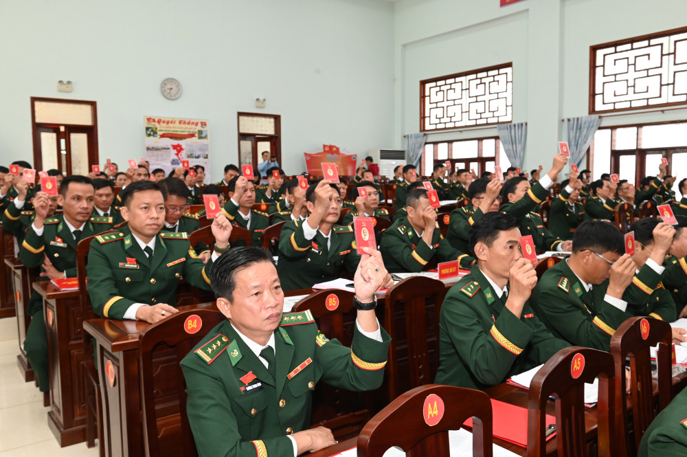 Đại biểu biểu quyết thông qua các nghị quyết Đại hội