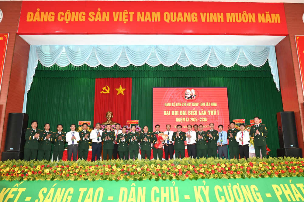 Đại tá Trần Đình Hưng, Ủy viên Ban Thường vụ Đảng ủy, Phó chỉ huy trưởng, Tham mưu trưởng Bộ Chỉ huy Quân sự tỉnh Tây Ninh tặng hoa chúc mừng Ban Chấp hành nhiệm kỳ mới