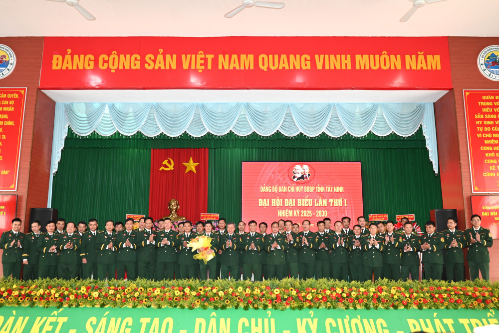 Đại tá Bùi Văn Vũ, Phó Chủ nhiệm Chính trị Bộ đội Biên phòng Việt Nam tặng hoa chúc mừng đoàn đại biểu dự Đại hội Đại biểu Đảng bộ Quân sự tỉnh Tây Ninh lần thứ I, nhiệm kỳ 2025 - 2030  