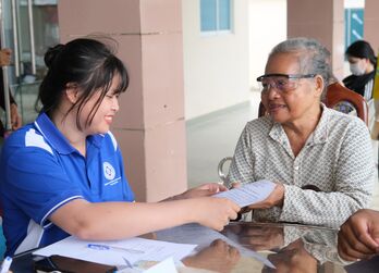 'Áo xanh' hỗ trợ người dân thực hiện thủ tục hưởng trợ cấp hưu trí xã hội