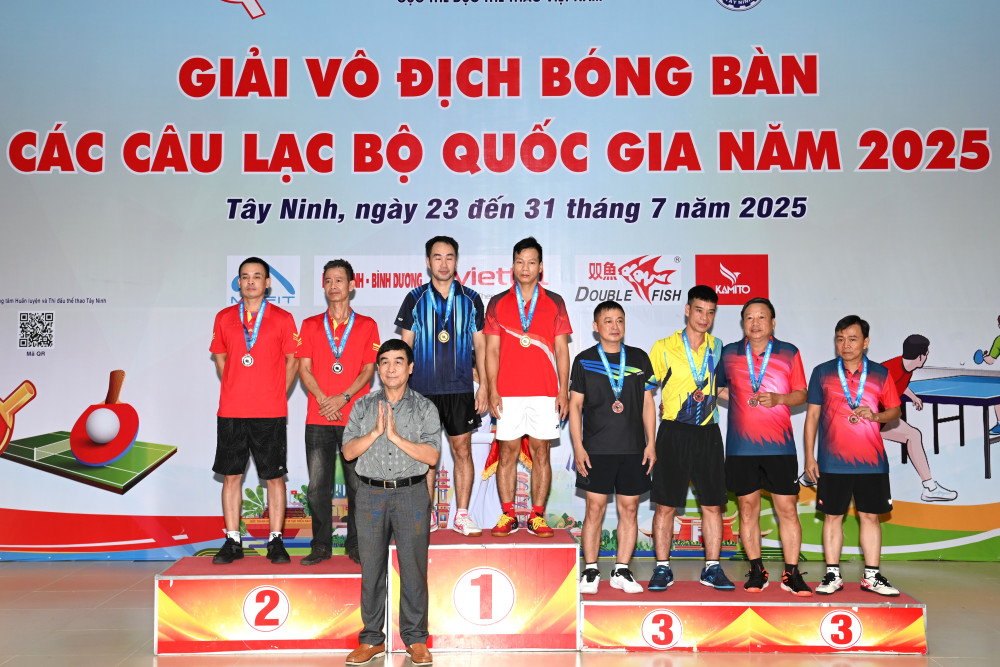 BTC trao huy chương các VĐV đạt thành tích cao nội dung đôi nam, lứa tuổi 45 – 49 