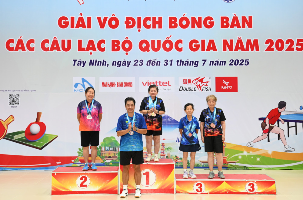 BTC trao huy chương các VĐV đạt thành tích cao nội dung đơn nữ, trên 70 tuổi