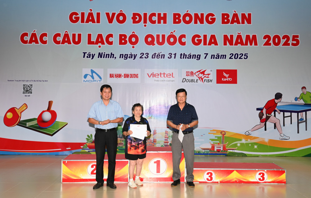 Bà Định được trao Giấy chứng nhận VĐV nữ cao tuổi nhất giải