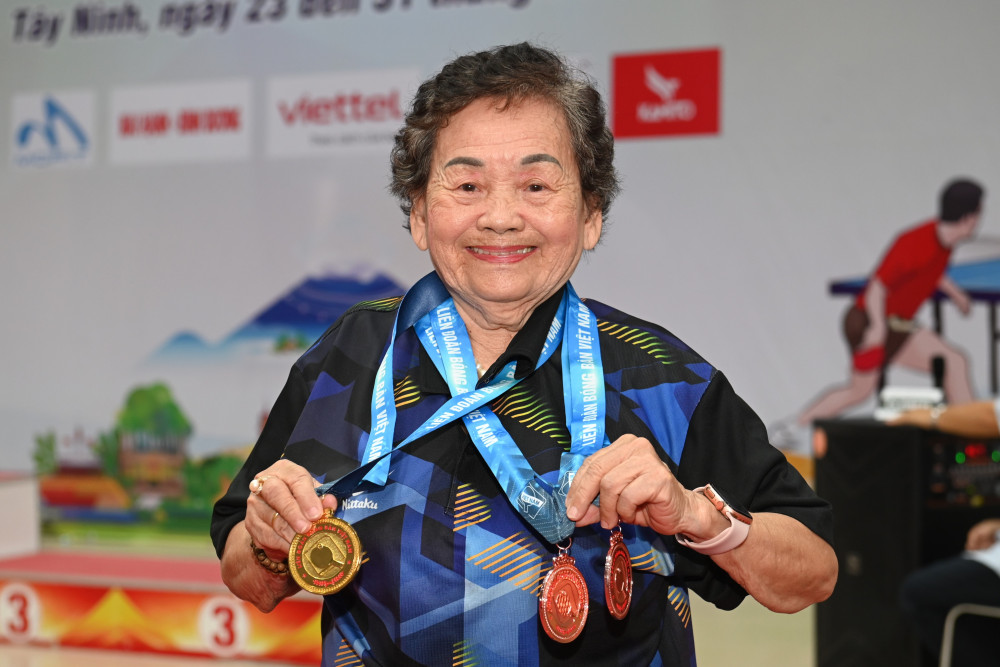 Bà cụ đoạt được 3 chiếc huy chương, trong đó có 1 HCV cá nhân, 2 HCĐ đôi nam nữ và đôi nữ  