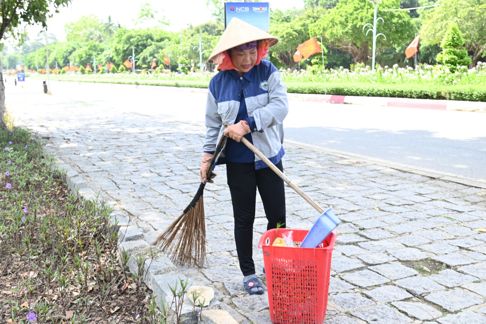 Nhân viên dọn dẹp vệ sinh sạch sẻ đường chạy
