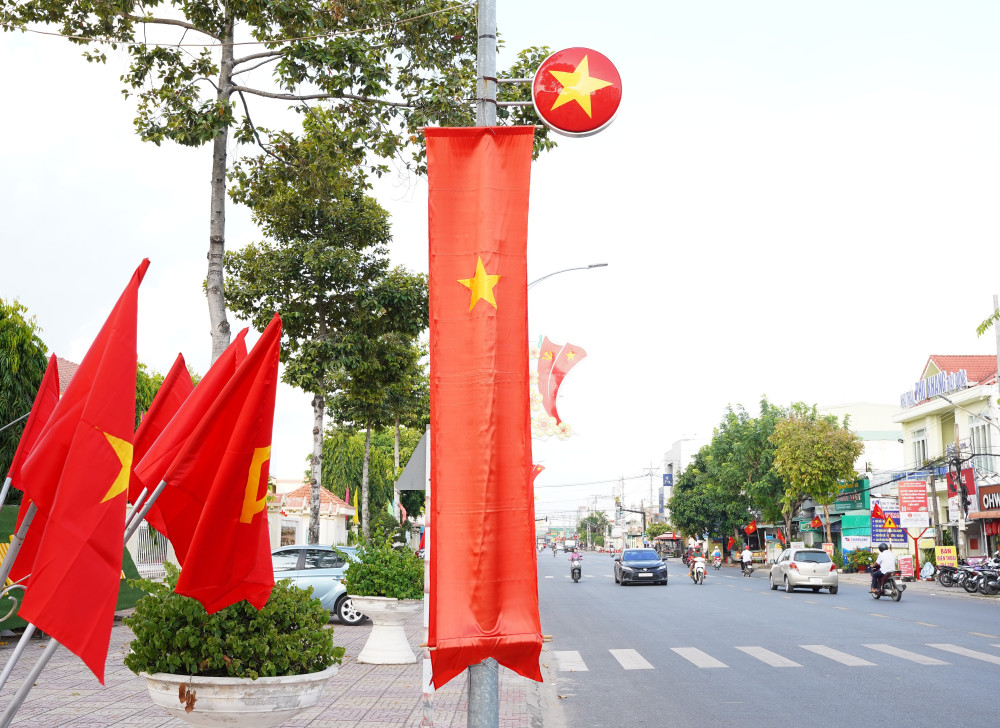 Trang hoàng cờ Tổ quốc, cờ Đảng tại các trục đường chính trên địa bàn phường Long Hoa