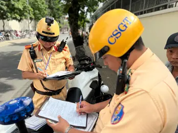Quên mang bằng lái xe? Vẫn có cách không bị CSGT phạt