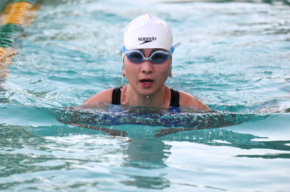 Nữ VĐV đến Hồ bơi Thiên Ngân tập luyện