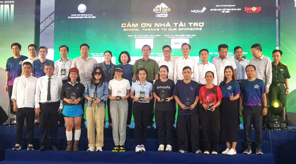 Lãnh đạo và BTC giải tặng quà các nhà tài trợ của giải