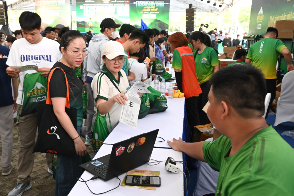VĐV thực hiện thủ tục nhận race-kit