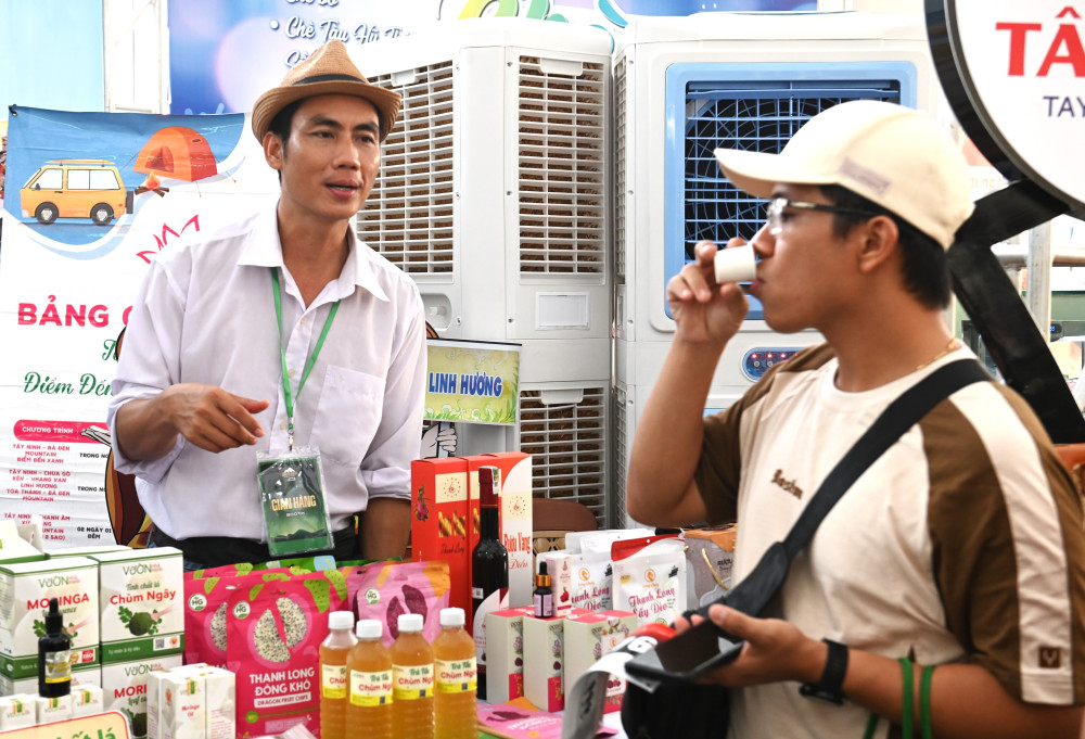 Du khách thưởng thức nước uống đặc sản Tây Ninh