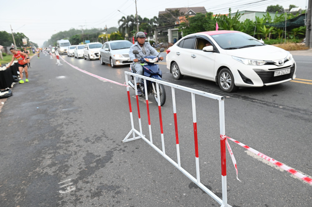 : Lực lượng chức lắp dải phân cách mềm, phân luồng giao thông vừa thuận lợi cho VĐV thi đấu, vừa đảm bảo xe cộ vẫn lưu thông trên đường