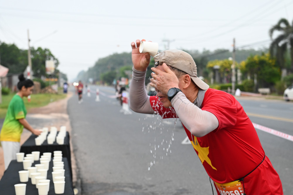 Sáng 03/08, thời tiết không nắng gắt, nhưng cũng đủ khiến các VĐV thấm mệt sau quãng đường sải bước dài