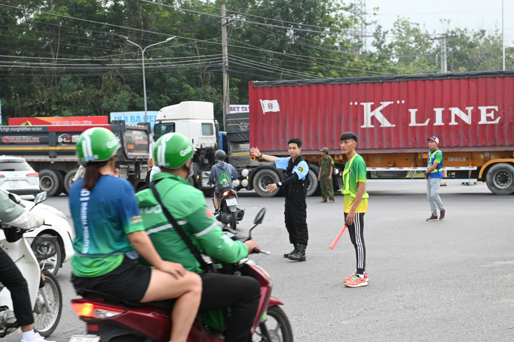 Lực lượng chức năng điều tiết giao thông tại giao lộ ngã từ Đại Đồng, tạo điều kiện thuận lợi cho các VĐV thể hiện tài năng