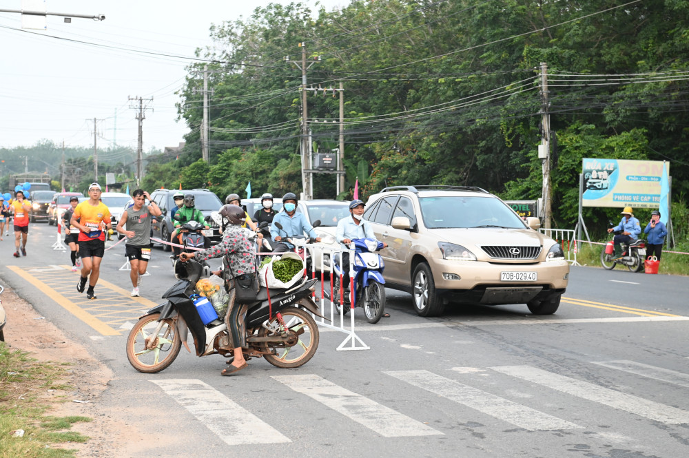 Vẫn có người dân điều khiển xe “cúp” ngang đoàn đua