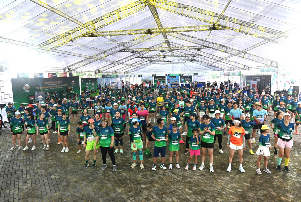 Các VĐV tham gia cự ly 5km chuẩn bị khởi động cho lượt đua của mình