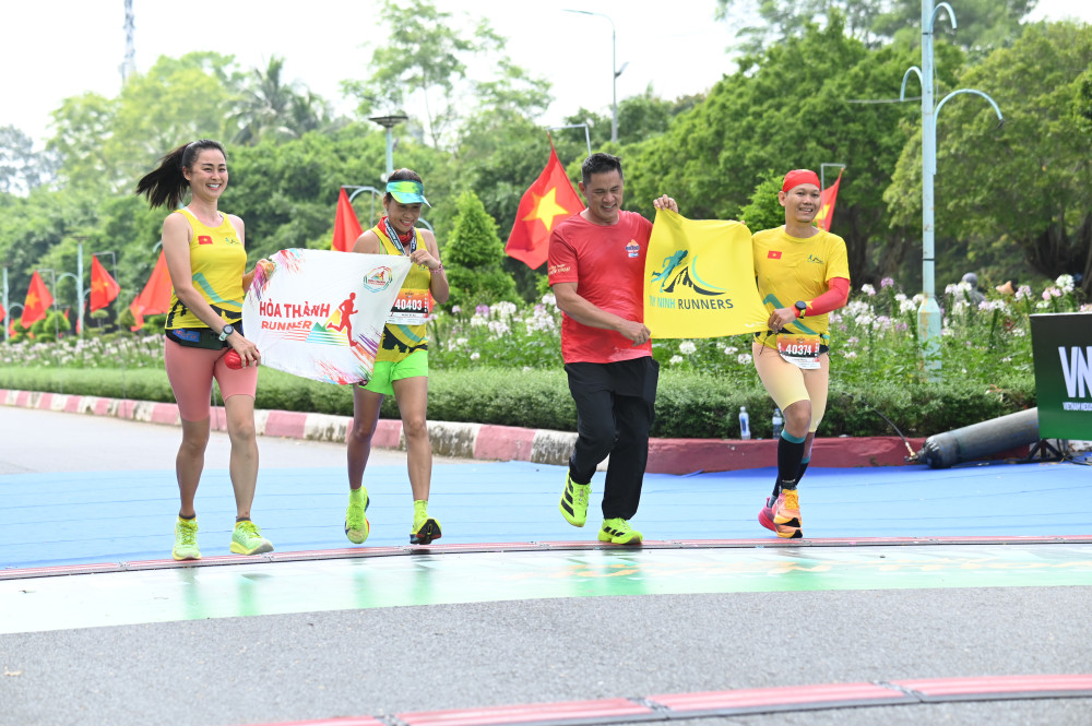 Các runners chủ nhà Tây Ninh cũng không giấu được niềm hạnh phúc khi cùng nhau cán mức cuối cùng của chặng đường dài
