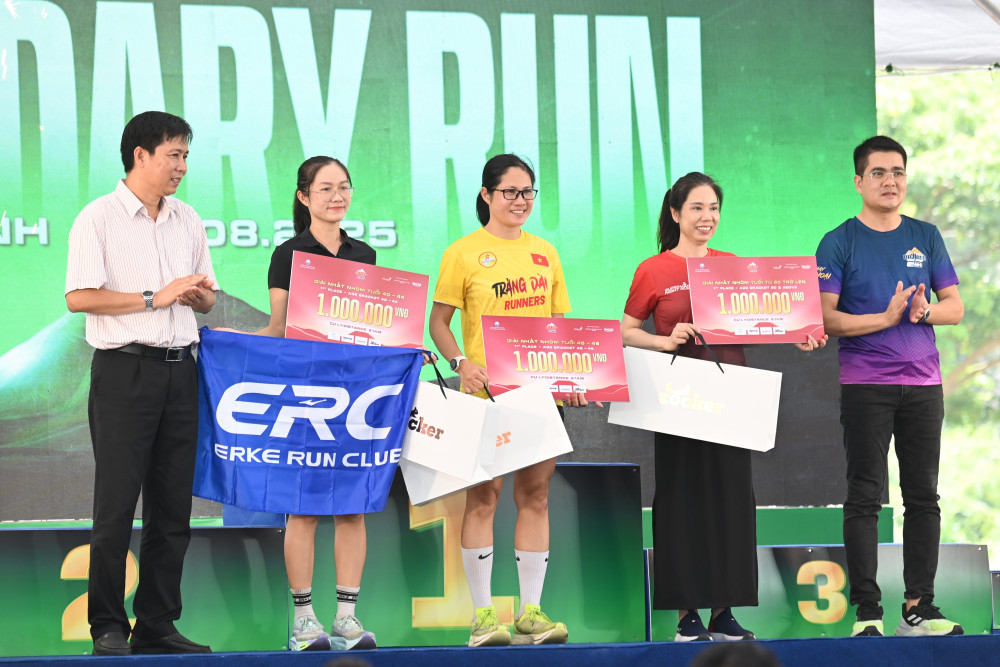 Ban tổ chức trao thưởng cho các nhóm tuổi đạt thành tích 