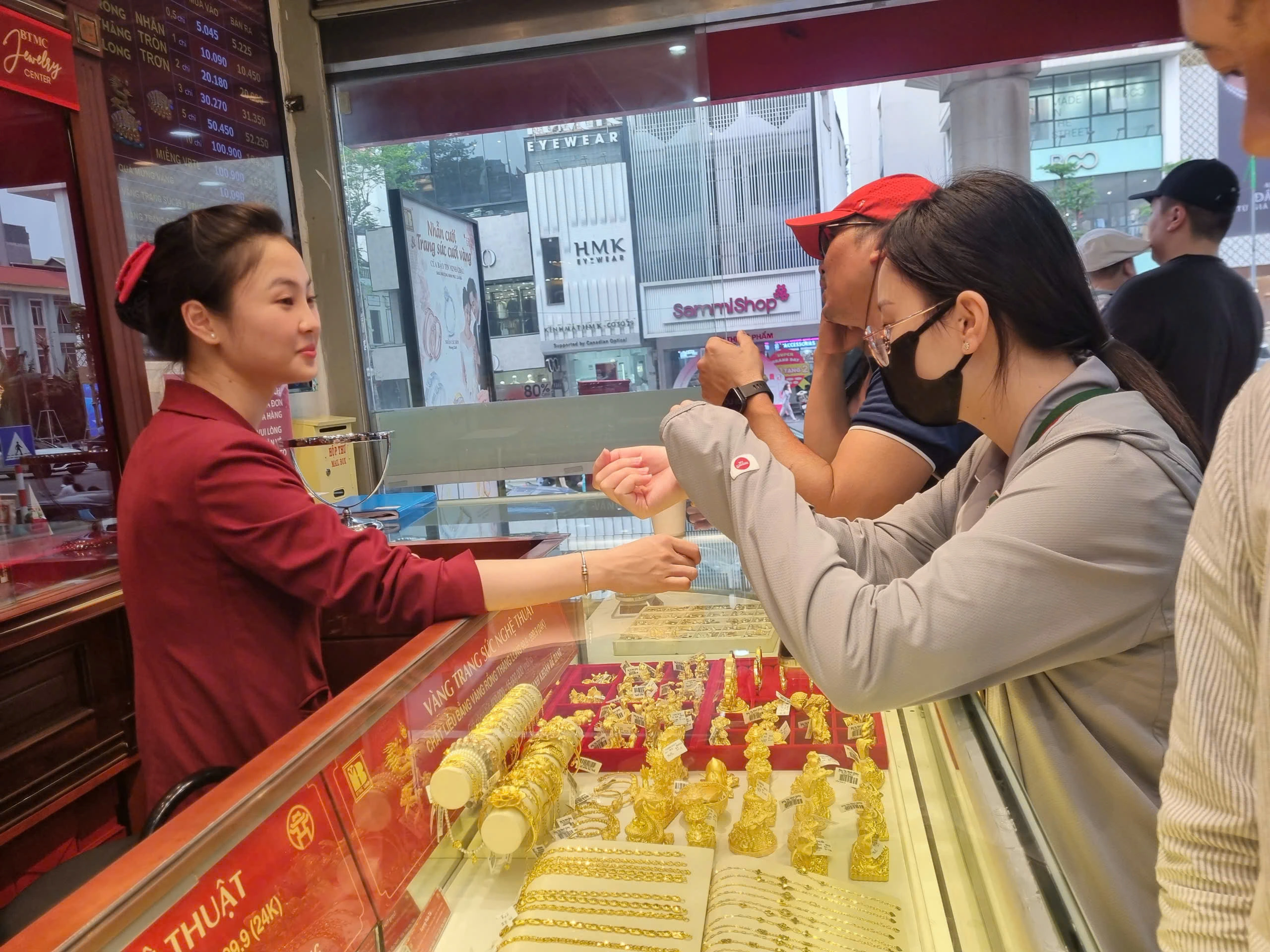 Giá vàng hôm nay 03/8: Tăng 2,4 triệu đồng nhưng người mua chỉ lời 400.000 đồng