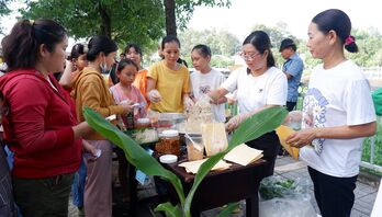 Độc đáo phiên Chợ Chai dùng rác thải nhựa thay tiền tại xã Dương Minh Châu
