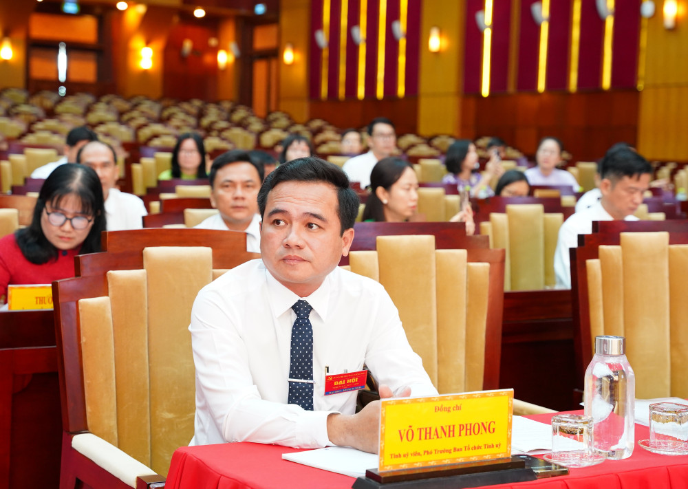 Phó trưởng Ban Tổ chức Tỉnh ủy Võ Thanh Phong và các đại biểu dự Đại hội 