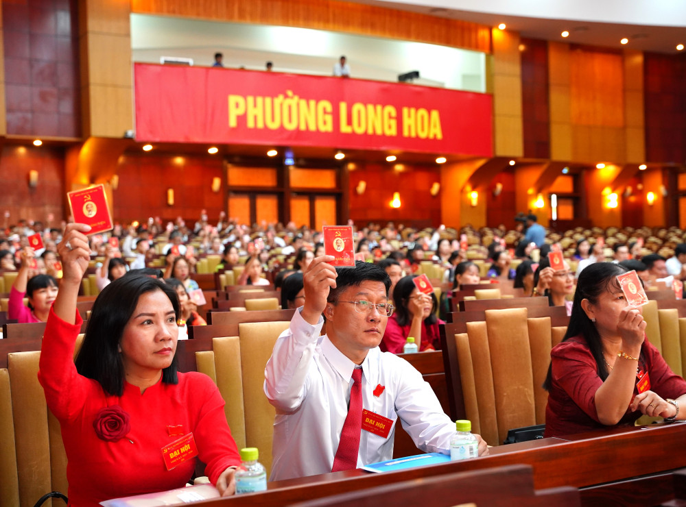 Đại biểu biểu quyết bầu đoàn Chủ tịch Đại hội 